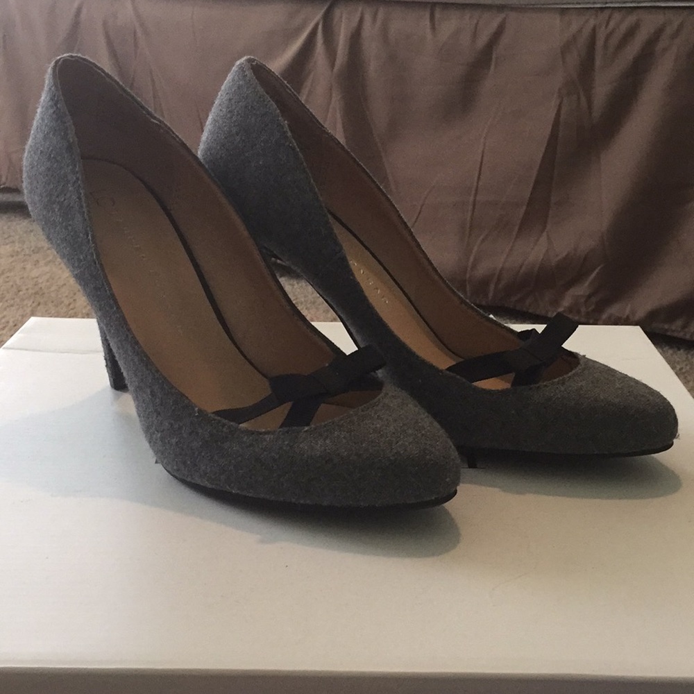 Lauren Conrad gray fabric pumps